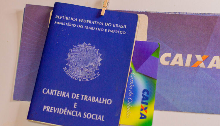Carteira de Trabalho com Cartão do Cidadão junto.