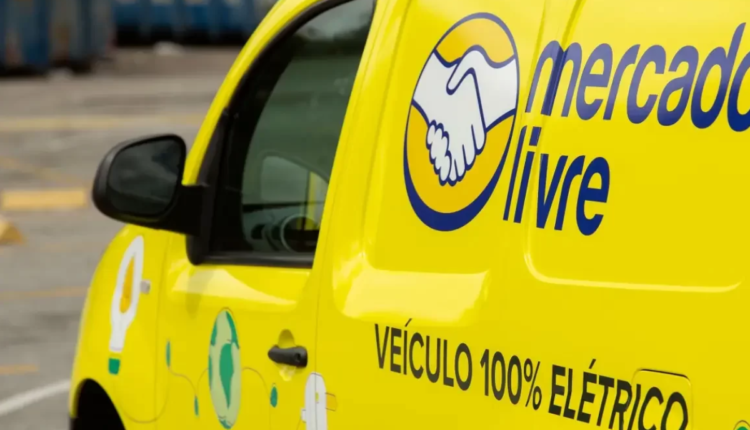 Foto do carro do Mercado Livre com logo da empresa.