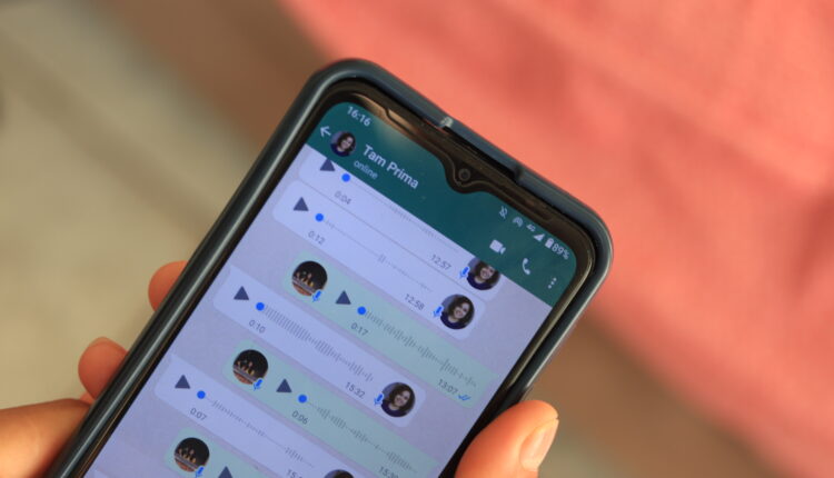 Celular com tela do WhatsApp aberta.