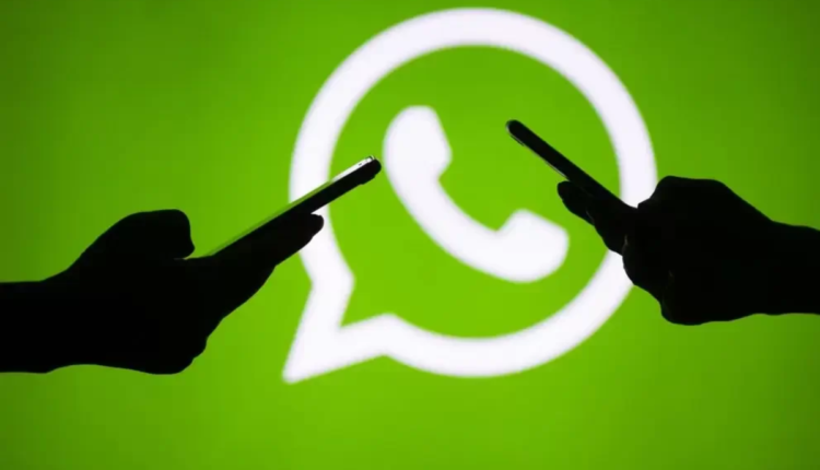 Logo do WhatsApp ao fundo com dois celulares.