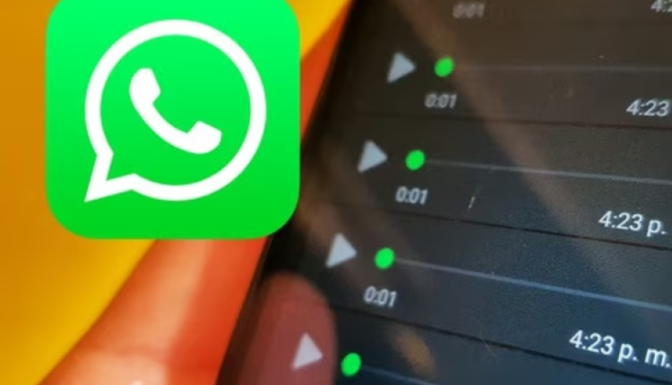 Tela de celular com áudios do WhatsApp gravados.