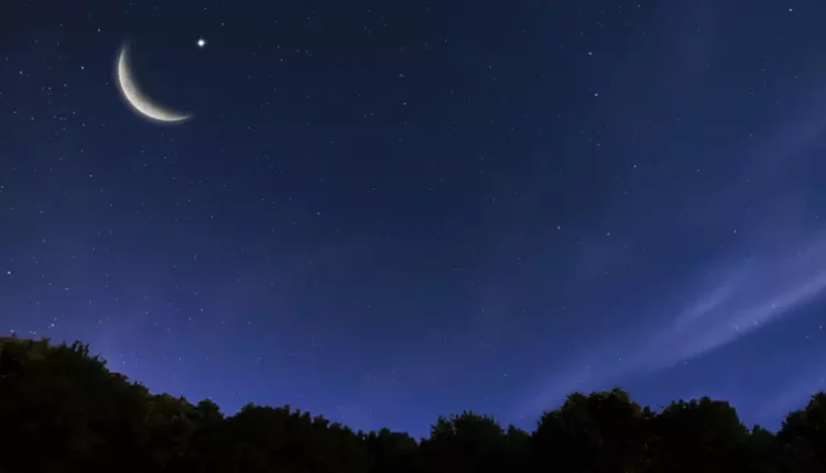 Foto do céu com a lua nova.