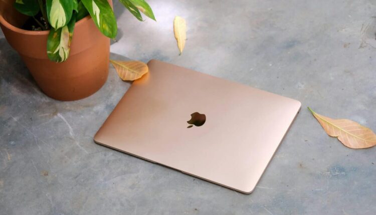 Macbook em mesa.