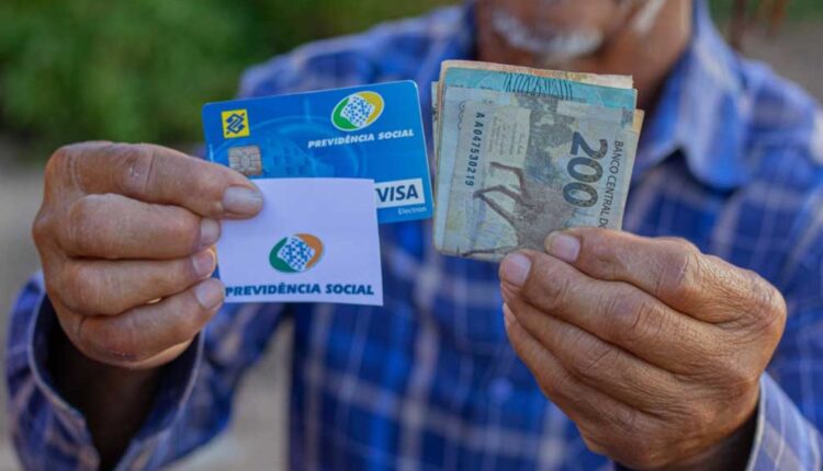 Aposentados do INSS.
