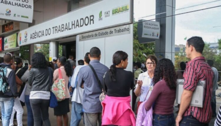 Brasileiros em fila.
