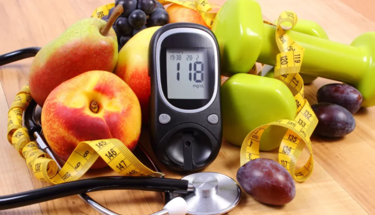 Medidor de glicemia em volta de frutas.