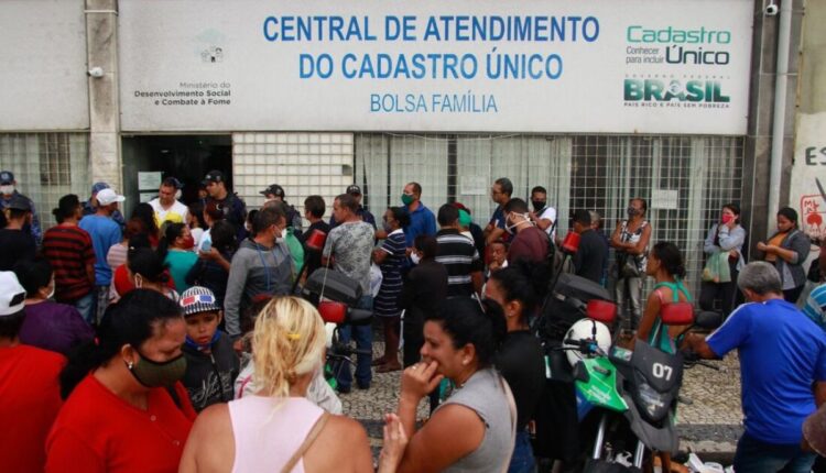 Fila no CadÚnico.