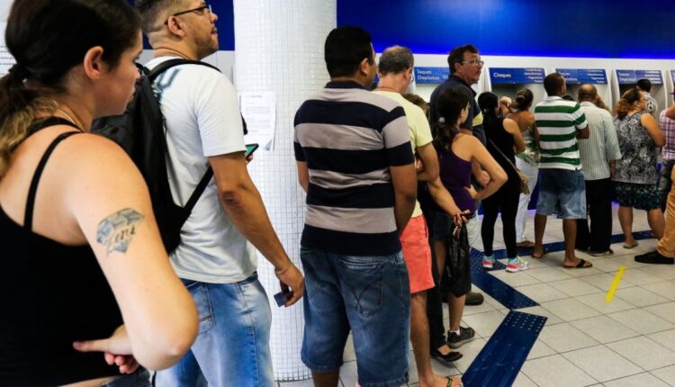 Fila de pagamentos do Governo.