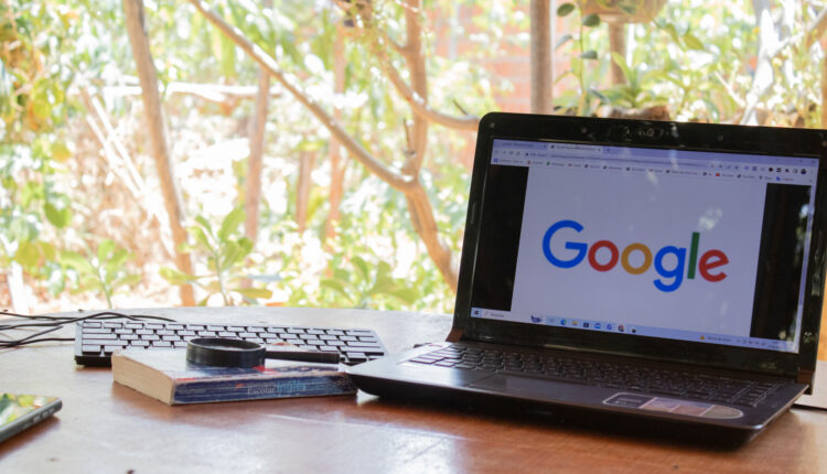 Computador aberto no Google.