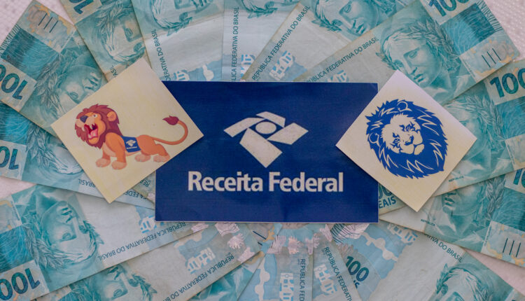 Notas em cima de mesa com logo da Receita.