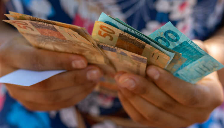 Se você está no CadÚnico pode ter direito a receber benefícios extras, os quais somarão mais de R$ 2,2 mil em apenas 60 dias; entenda.