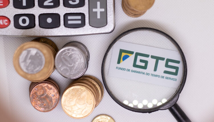 Moedas e calculadora, para contabilização do FGTS.