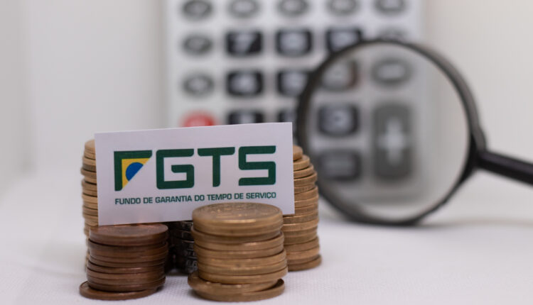 Moedas e placa do FGTS.