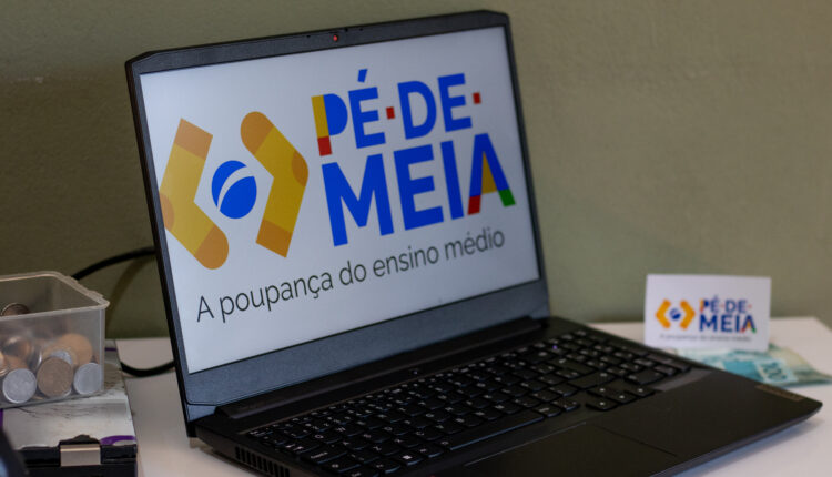 Tela de computador com logo do Pé-de-Meia