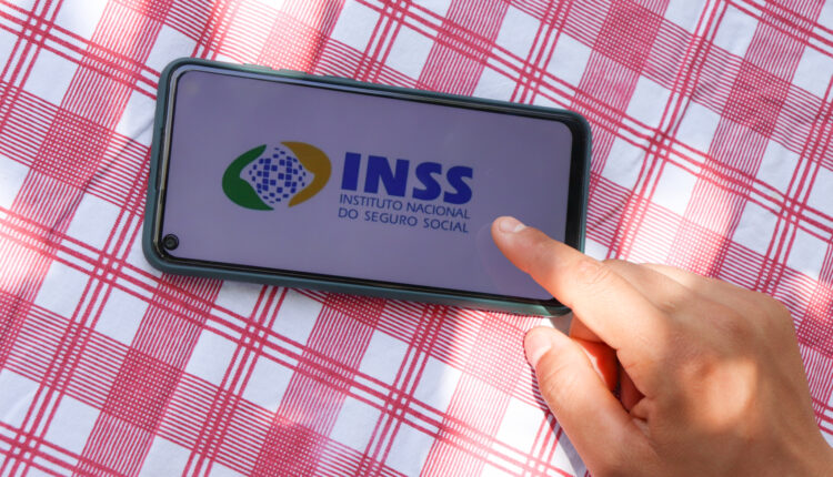 Celular na horizontal com logo do INSS.