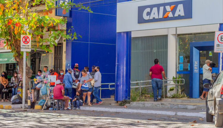 Imagem da porta do Banco Caixa Econômica.
