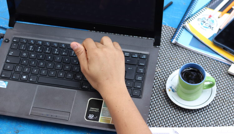 Pessoa mexendo no notebook.