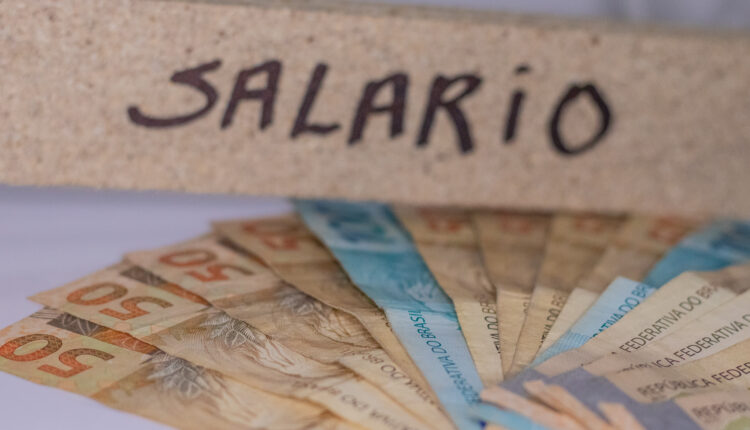 Notas de dinheiro em cima de mesa.