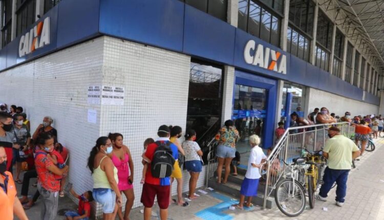 Fila para sacar dinheiro.