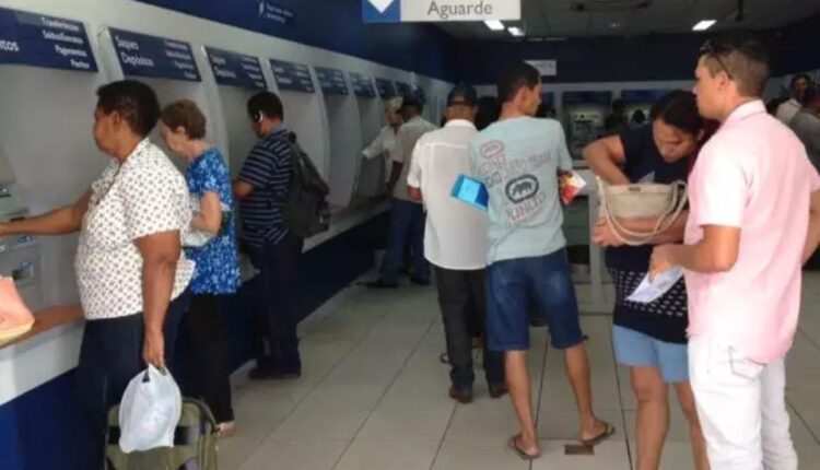Fila para sacar 14º salário.