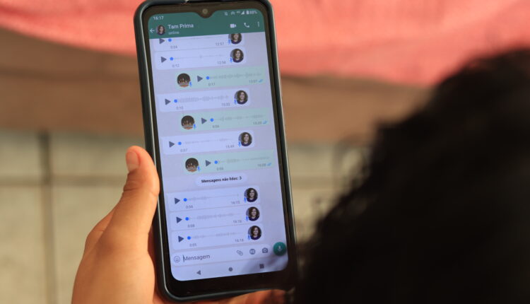 Celular aberto no WhatsApp.