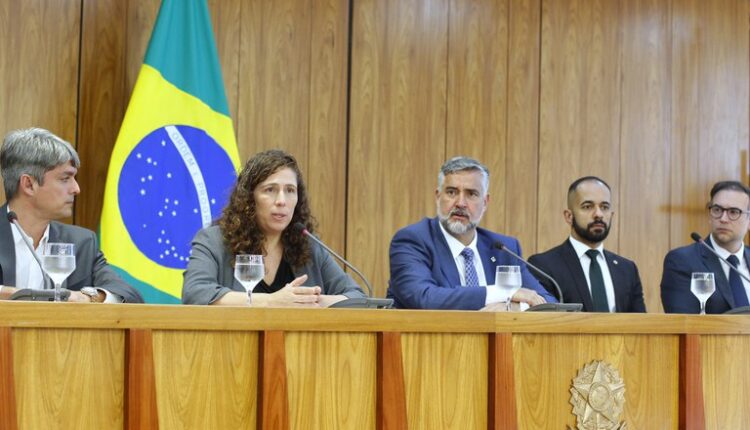 Representantes do Governo em mesa.