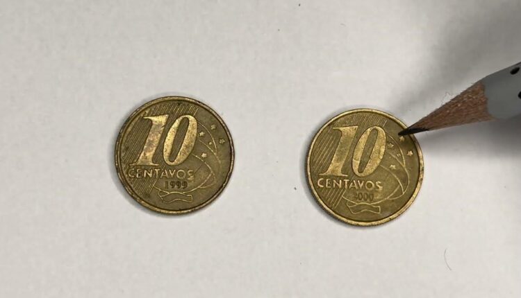 Duas moedas de 10 centavos em mesa.