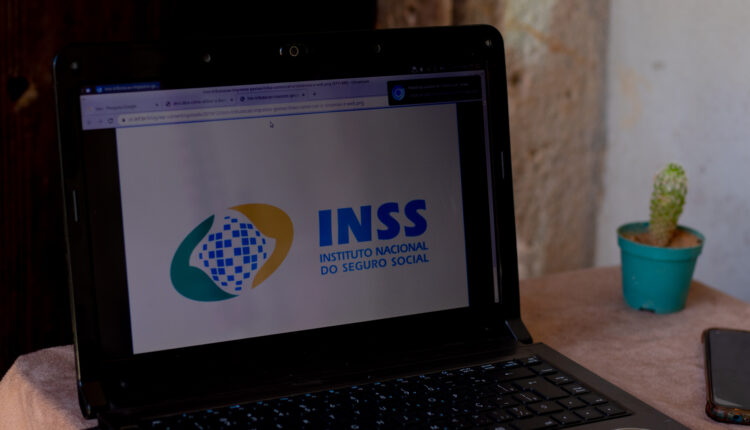 Tela de computador com o site do INSS.