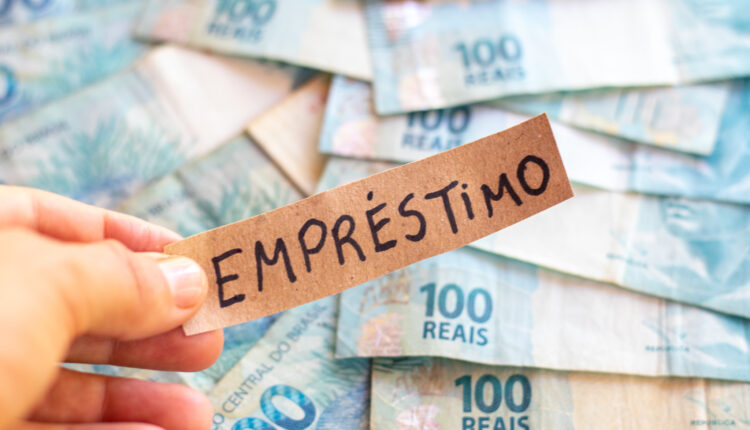 Notas espalhadas em mesa.
