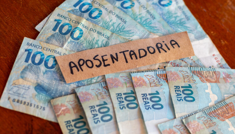 Notas de dinheiro e placa de