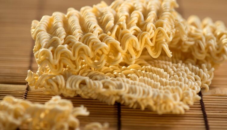 Macarrão instantâneo.