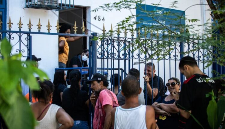 Fila no CRAS.