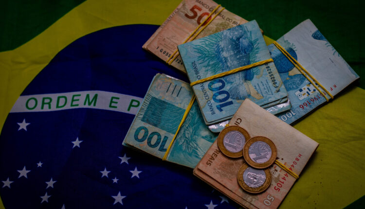 Cédulas e moedas.