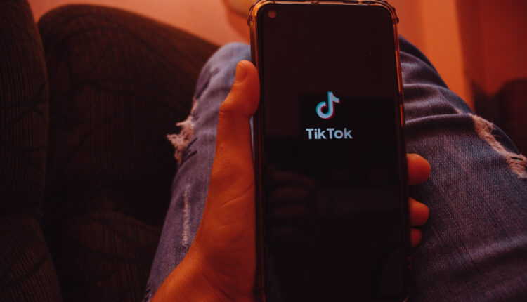 Ganhar dinheiro assistindo TikTok.