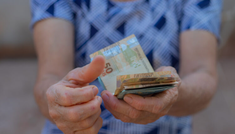 Idosos também podem receber uma ajuda do governo para garantir uma renda maio nos meses do ano; entenda como funciona.