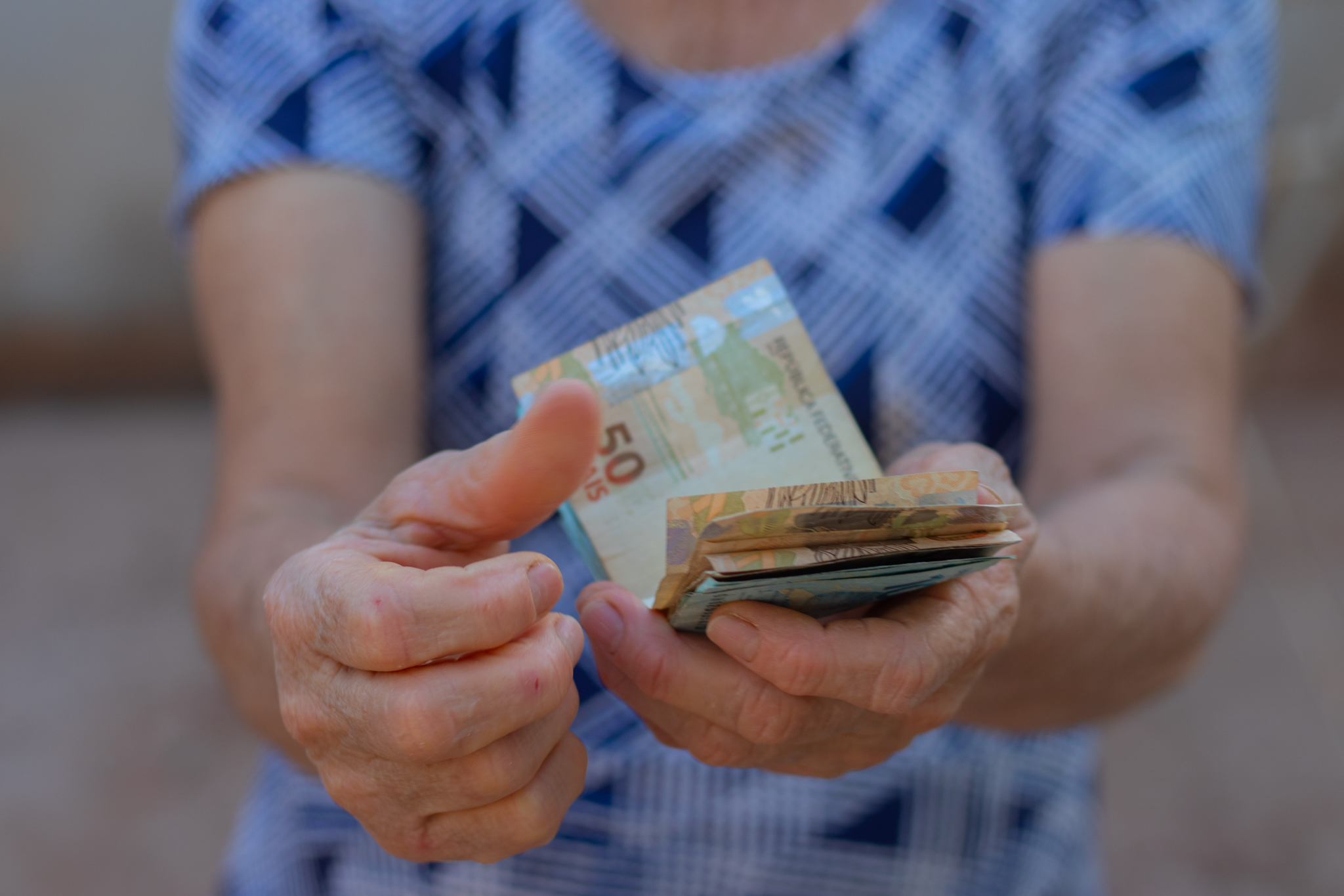 Idosos também podem receber uma ajuda do governo para garantir uma renda maio nos meses do ano; entenda como funciona.
