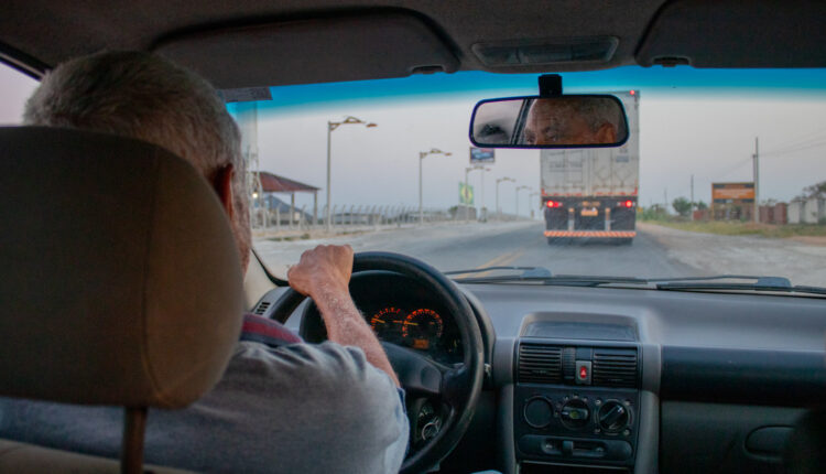 Nova lei do farol pode pegar muitos motoristas brasileiros desprevenidos. Veja quais são as consequências para quem não obedecer.