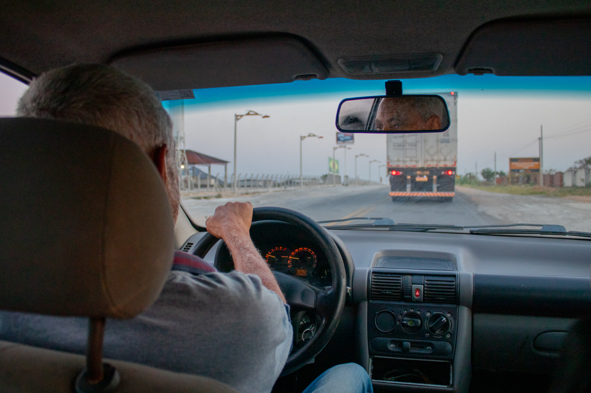 Nova lei do farol pode pegar muitos motoristas brasileiros desprevenidos. Veja quais são as consequências para quem não obedecer.