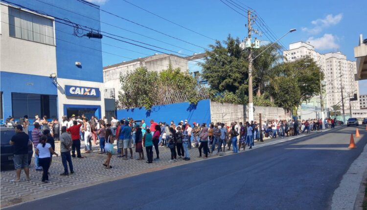 Fila de saque na Caixa.