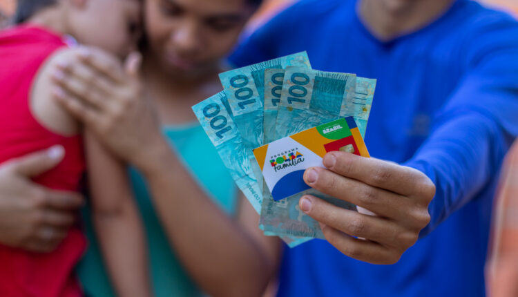 Extra Bolsa Família.