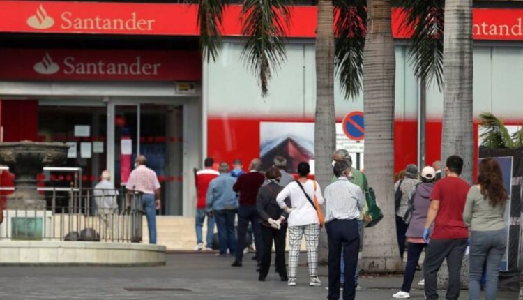 Fila em banco Santander.