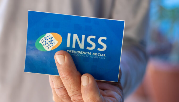 Aposentados do INSS.