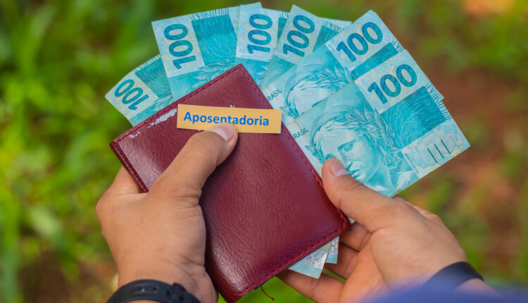 Pensar na aposentadoria aos 55 anos pode parecer um sonho distante para muitos, mas não é impossível conseguir essa alegria.