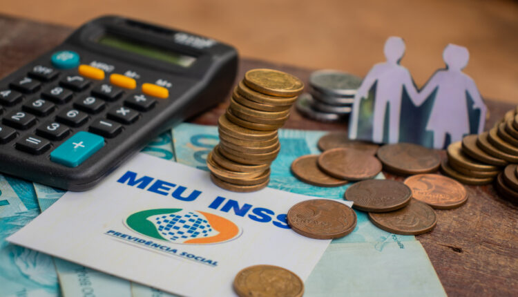 Aposentados do INSS.