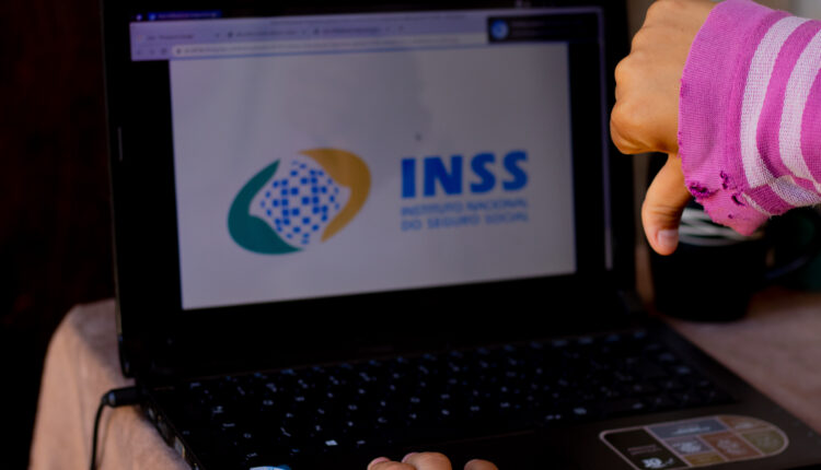 Bloqueio dos benefícios do INSS.