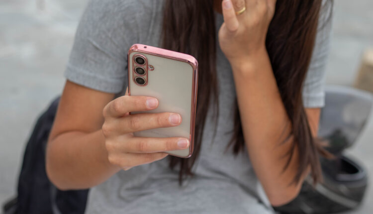 Perder o celular por dívida.
