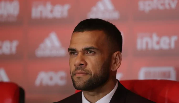 Entenda qual pode ser o novo futuro profissional de Daniel Alves, após sair da cadeia, pelas acusações e condenações que recebeu.