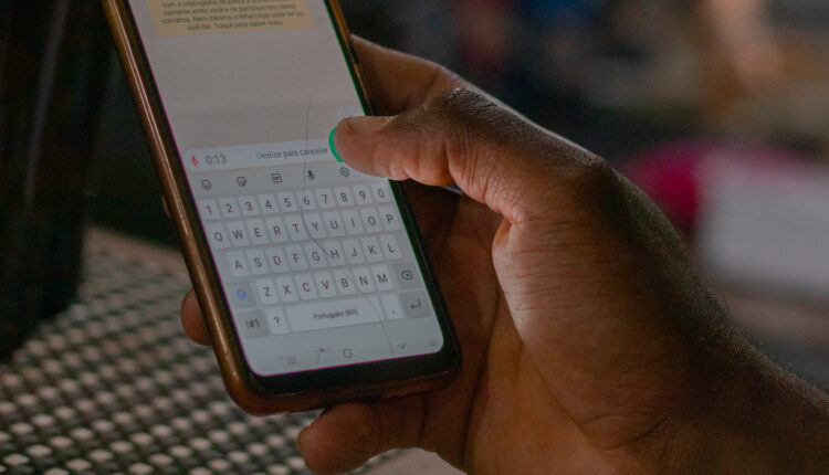 Golpes estão se tornando mais comuns. Com a crescente dependência dos celulares, os criminosos encontraram uma nova forma de atacar: SMS.