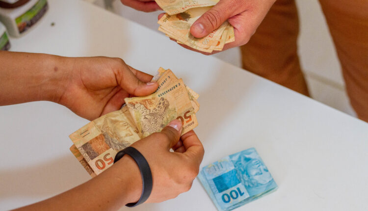 Para ter direito ao PIX SOS, os beneficiários devem atender a critérios específicos, confira nesse artigo como ter direito.