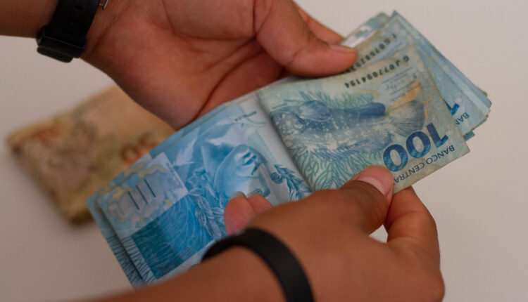 A atualização do salário mínimo é fundamental para milhões de brasileiros que dependem dessa remuneração básica.